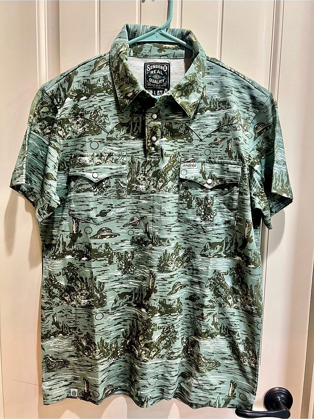 NWT Sendero Provisions Cantina Polo Desert Abduction Men’s Large Western